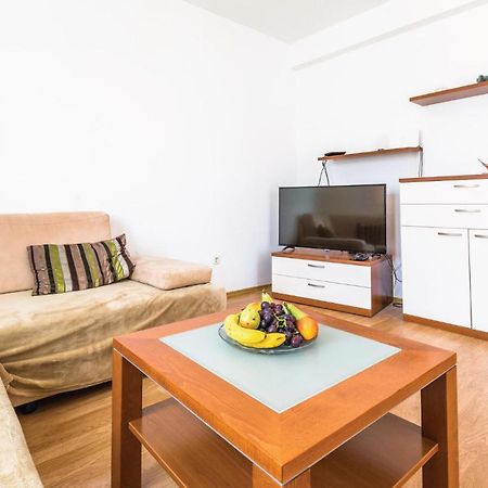 Cozy Apartment In Makarska With Kitchen Εξωτερικό φωτογραφία